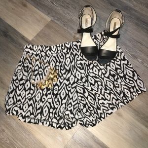 Torrid Sz 2 Black White Aztec Print Short❤️